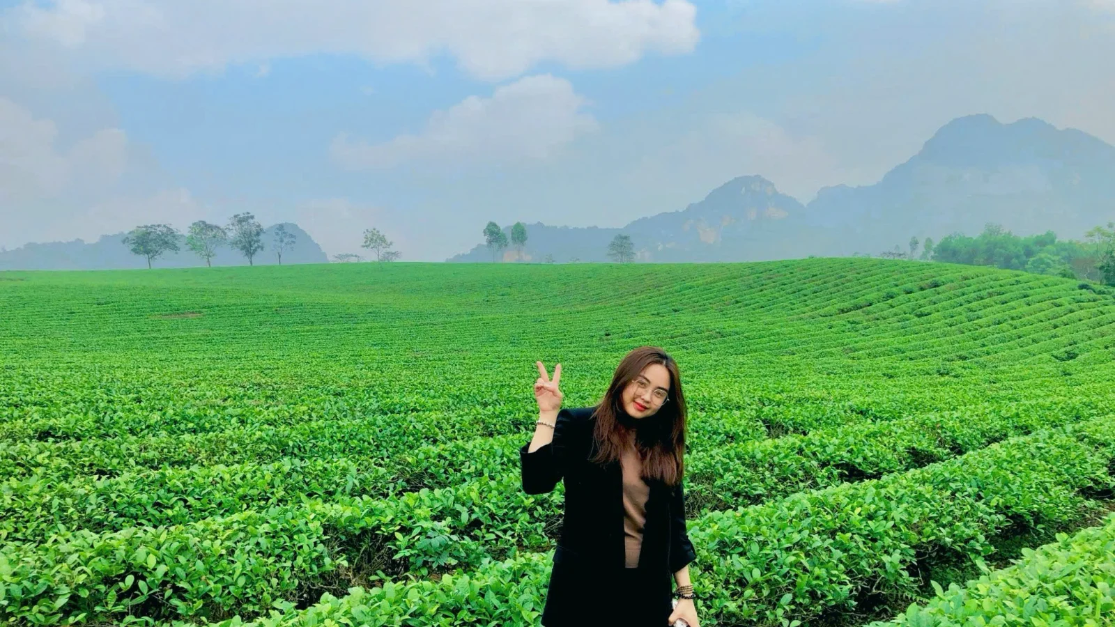 الشاي الأسود PD CTC من Goo Farm Tea Vietnam محضّرًا في كوب تذوق أبيض: منقوع أحمر داكن بجانب كومة من حبيبات PD الدقيقة