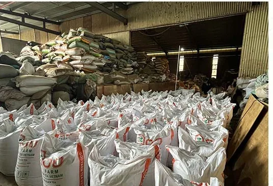 Thé en vrac dans des sacs de marque Goo Farm dans notre entrepôt, prêt pour le chargement en conteneur