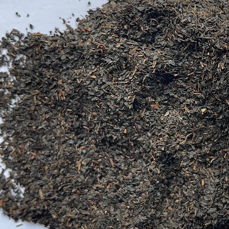 F1 black tea fannings from Goo Farm: small, dark particles for tea bags
