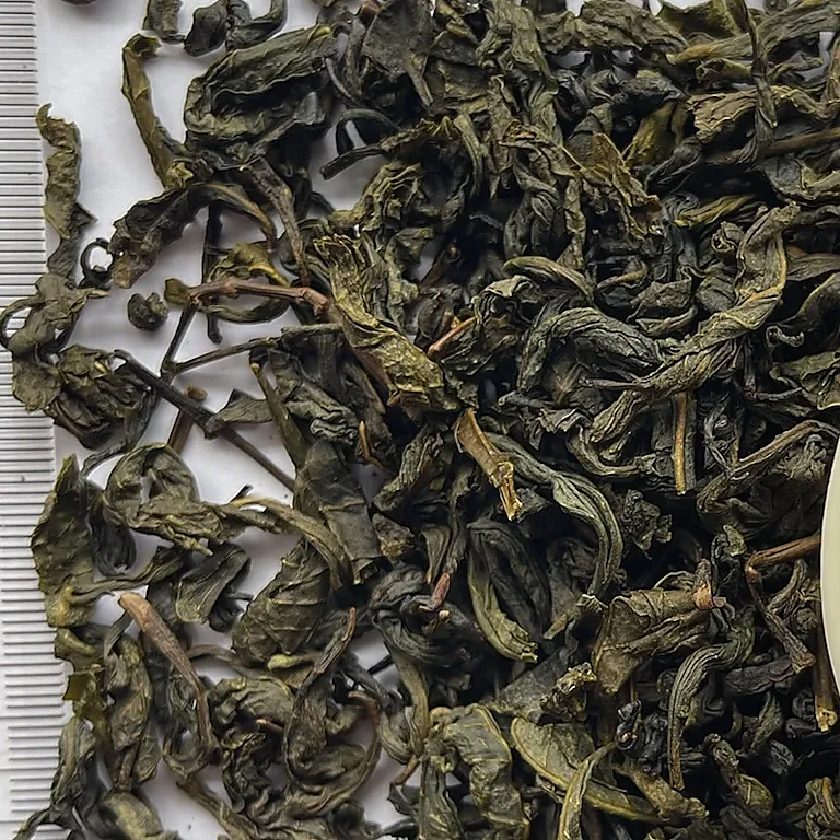 Goo Farm Tea Vietnam kompaniyasining Yasminli OP koʻk choyi: xushboʻylantirilgandan soʻng biroz buralgan butun koʻk barglar